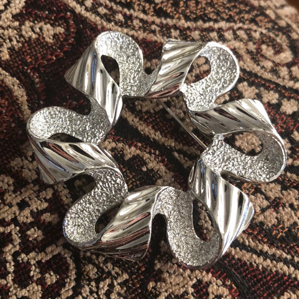 Silver wavy brooch